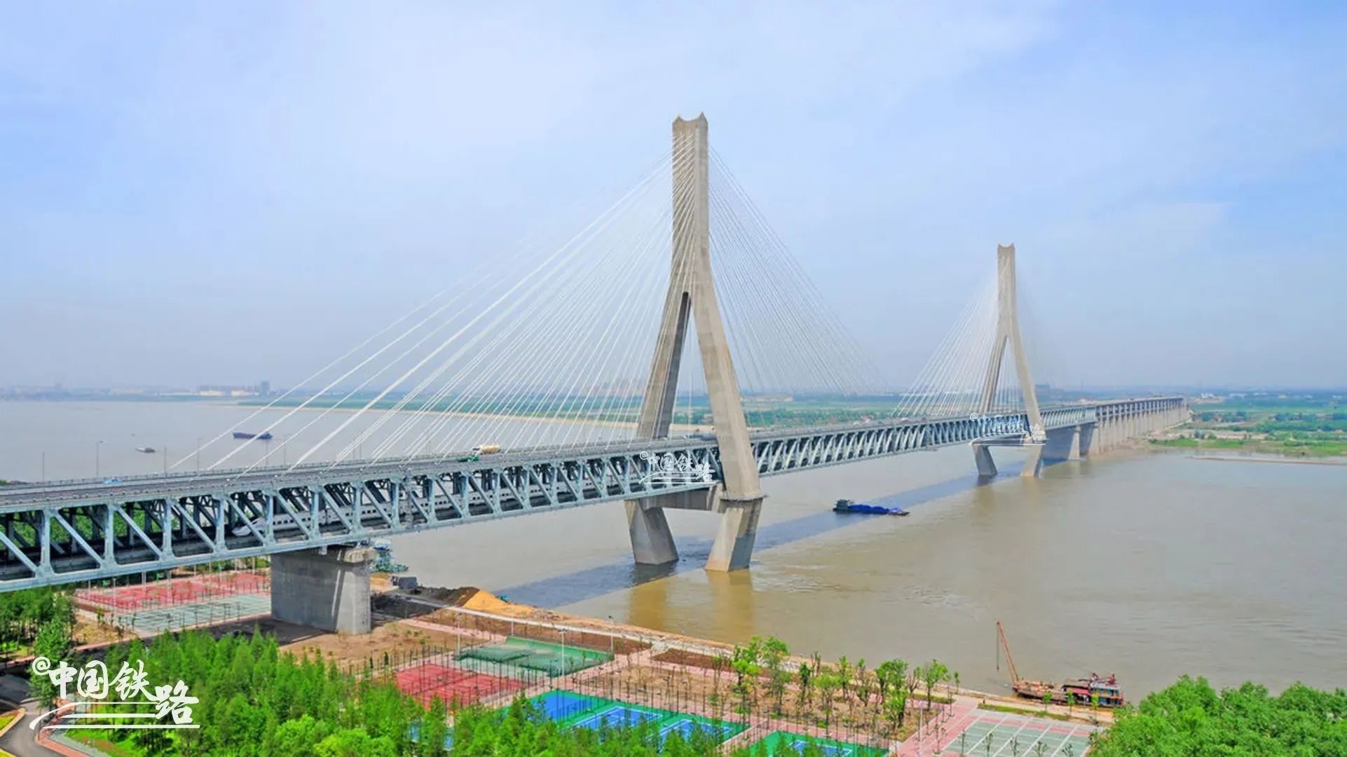 万里长江，有多少座桥？