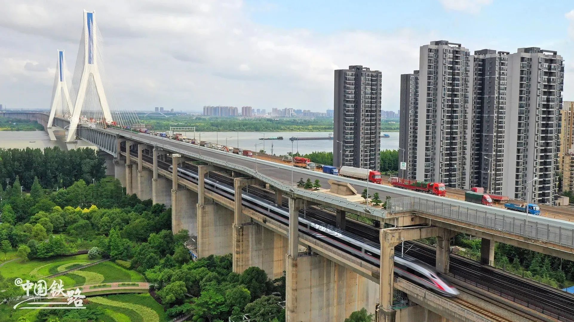 万里长江，有多少座桥？