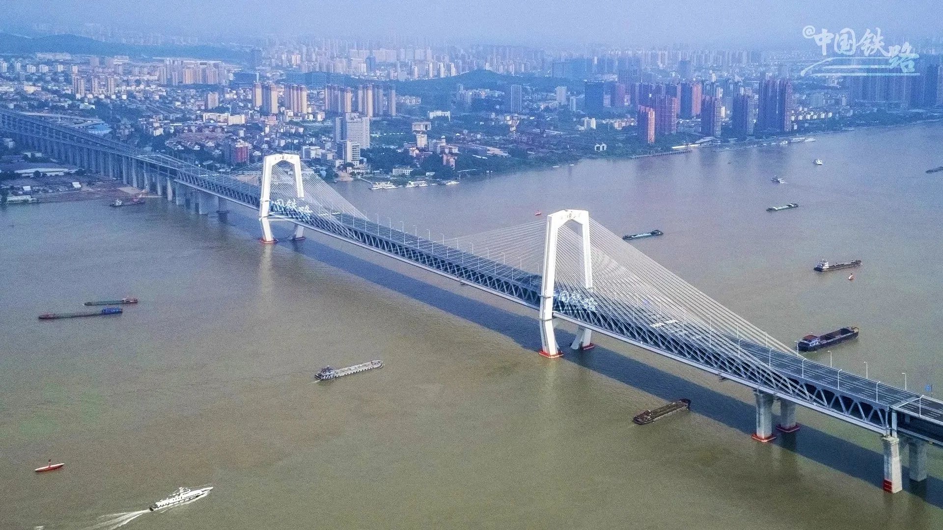 万里长江，有多少座桥？