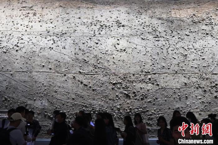 图为展出的“巨幕”老汴河河道剖面。 泱波 摄 图为展出的“巨幕”老汴河河道剖面。 泱波 摄