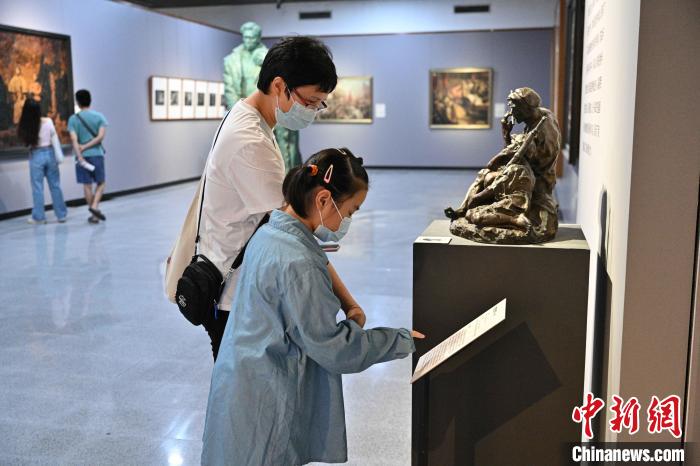 民众观看雕塑《艰苦岁月》。广州市文化广电旅游局 供图 广州市文化广电旅游局 供图