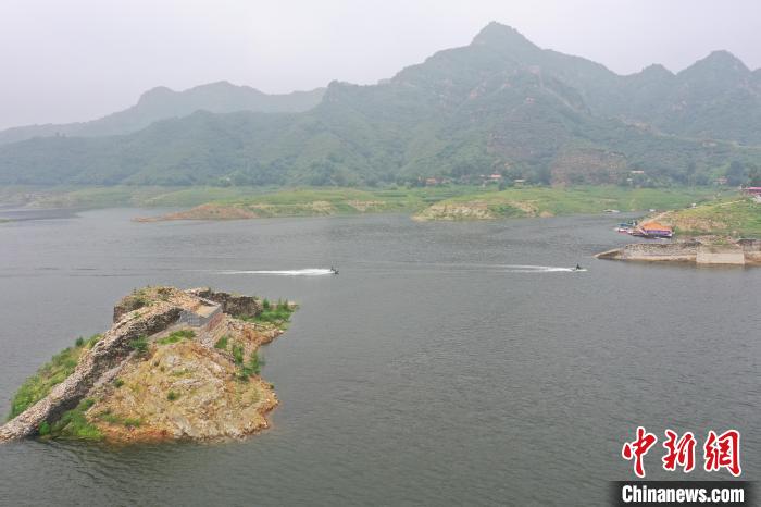 位于河北迁西境内的水下长城日前浮出水面。图为两艘快艇在水下长城穿梭而过。 白云水 摄 位于河北迁西境内的水下长城日前浮出水面。图为两艘快艇在水下长城穿梭而过。 白云水 摄