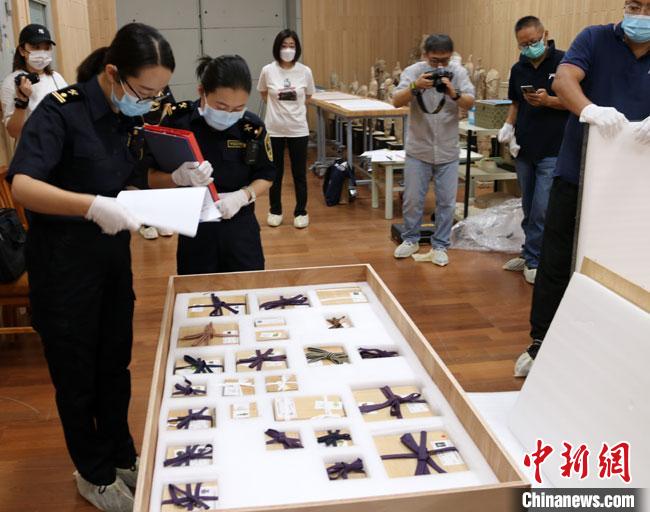 37国和地区古玻璃文物亮相莫高窟集中展现丝路文化交流互鉴史