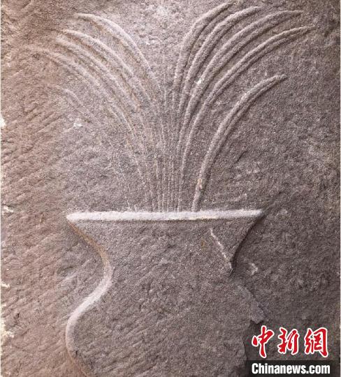 图为古墓上的浮雕。 富顺县文管所供图 图为古墓上的浮雕。 富顺县文管所供图
