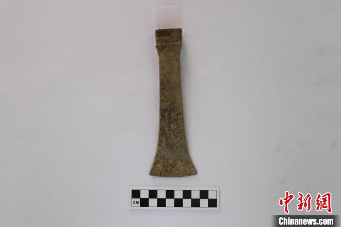 出土的青铜斤。 成都文物考古研究院供图。 出土的青铜斤。 成都文物考古研究院供图。