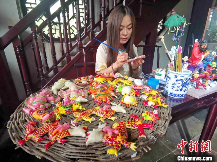 以运河文化为内涵的临清宛园,开展非遗入园活动。 赵晓 摄 以运河文化为内涵的临清宛园,开展非遗入园活动。 赵晓 摄