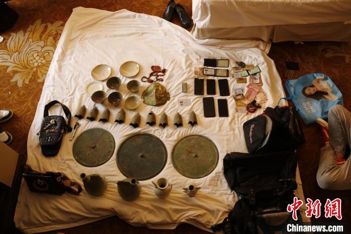 图为警方查获的涉案物品。　霍林郭勒市公安局供图